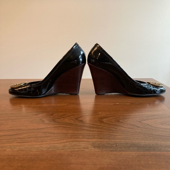 Tory Burch Black Patent Wedge sz 8 - Picture 7 of 9